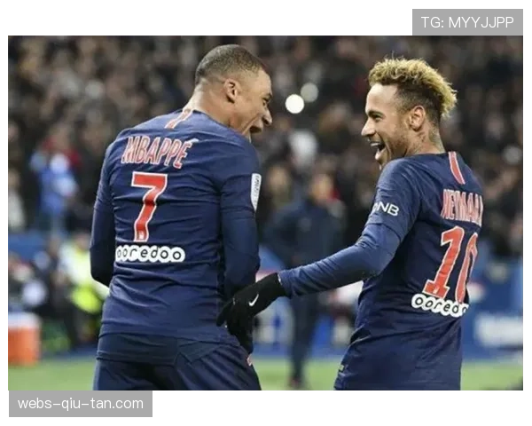 镜头捕捉：姆巴佩被替换下场时与主帅恩里克无交流，径直走向替补席